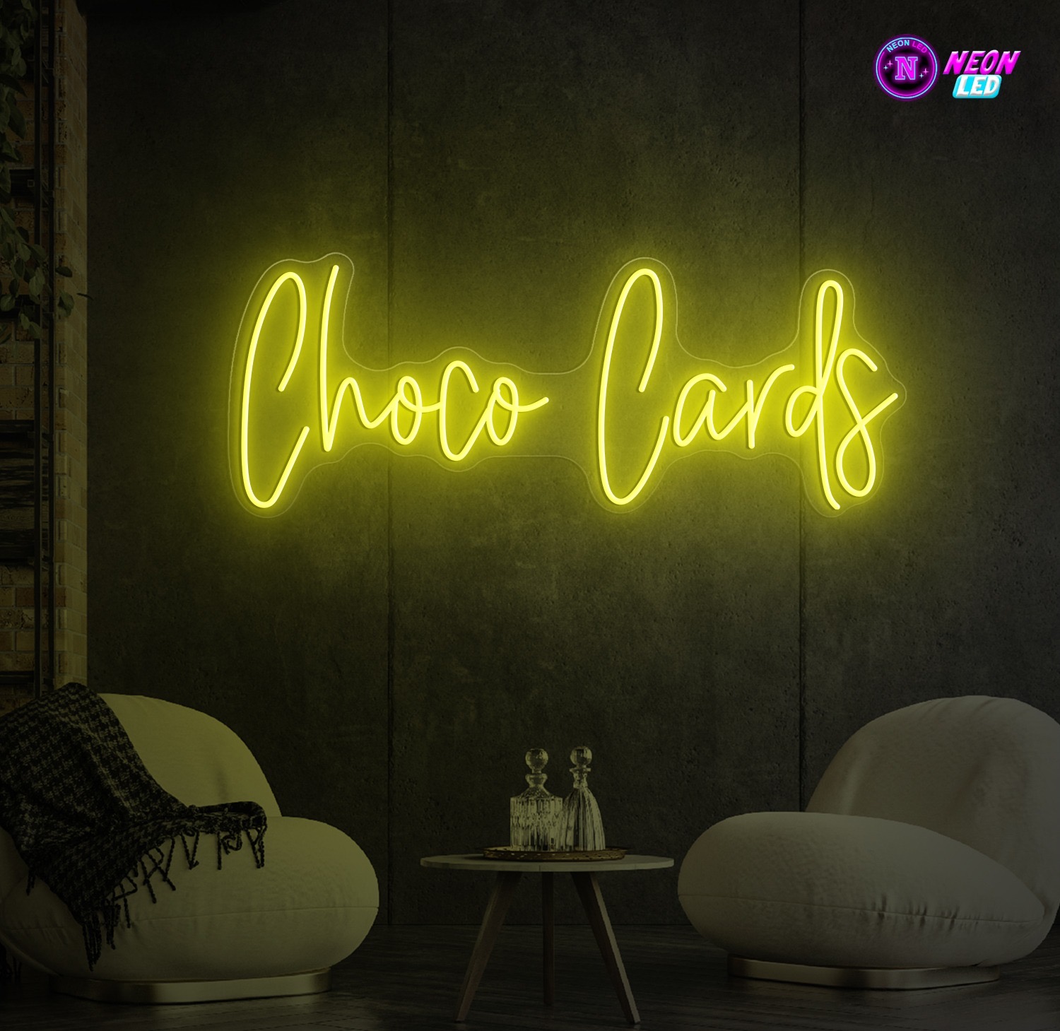 Geel neonbord met de handgeschreven tekst Choco Cards tegen een betonnen muur