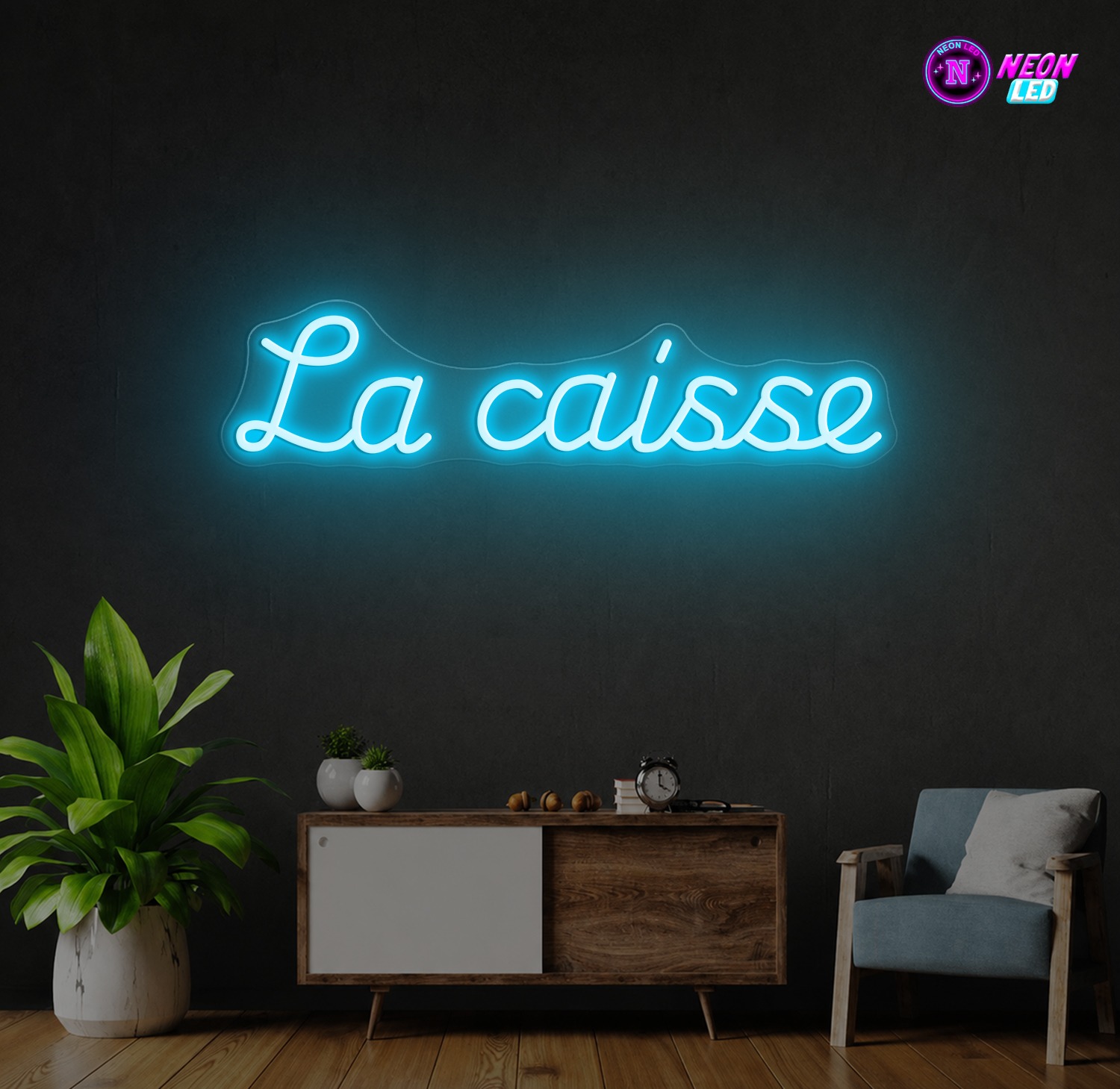 Neonbord met de tekst La caisse in ijsblauw boven een dressoir